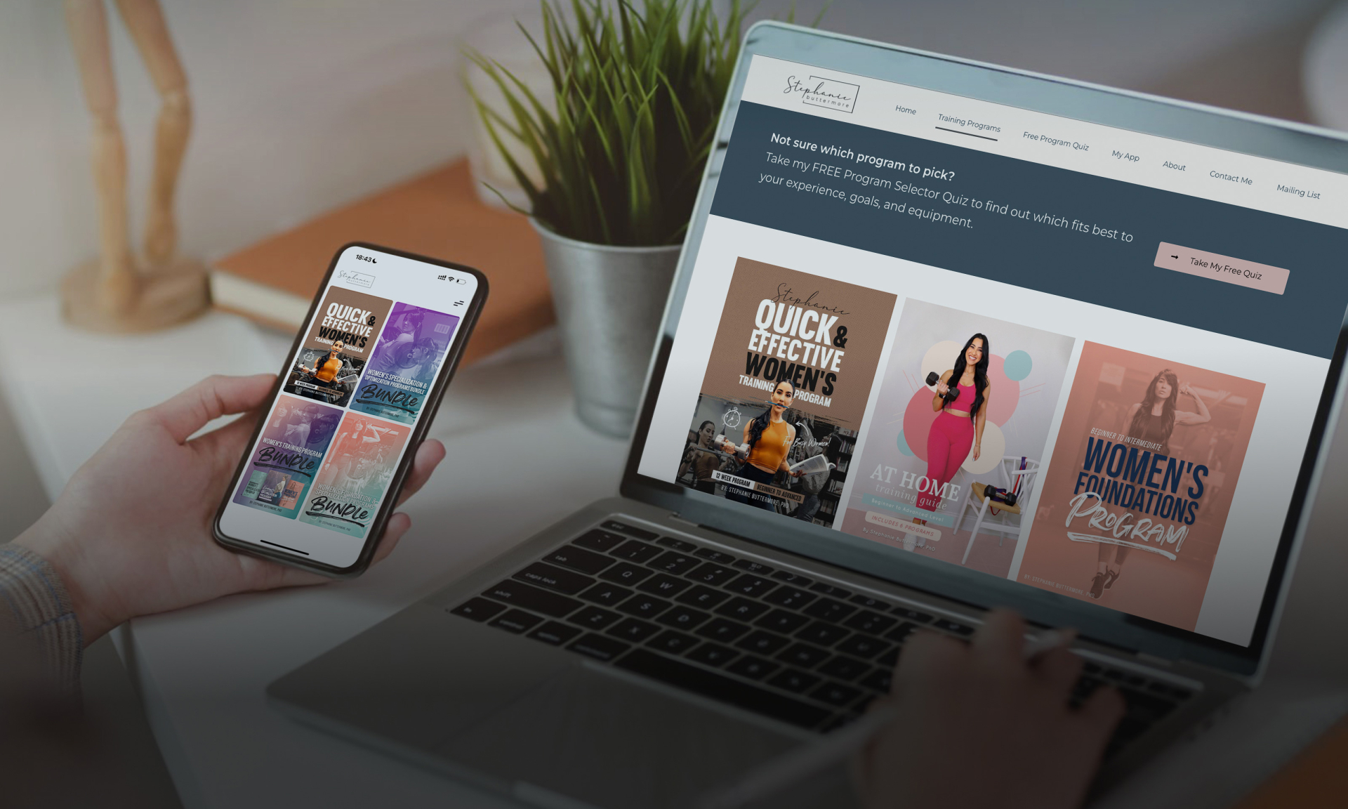 Frau stöbert auf einem Laptop und Mobiltelefon in einem Modeblog, um sich für Online-Shopping inspirieren zu lassen.