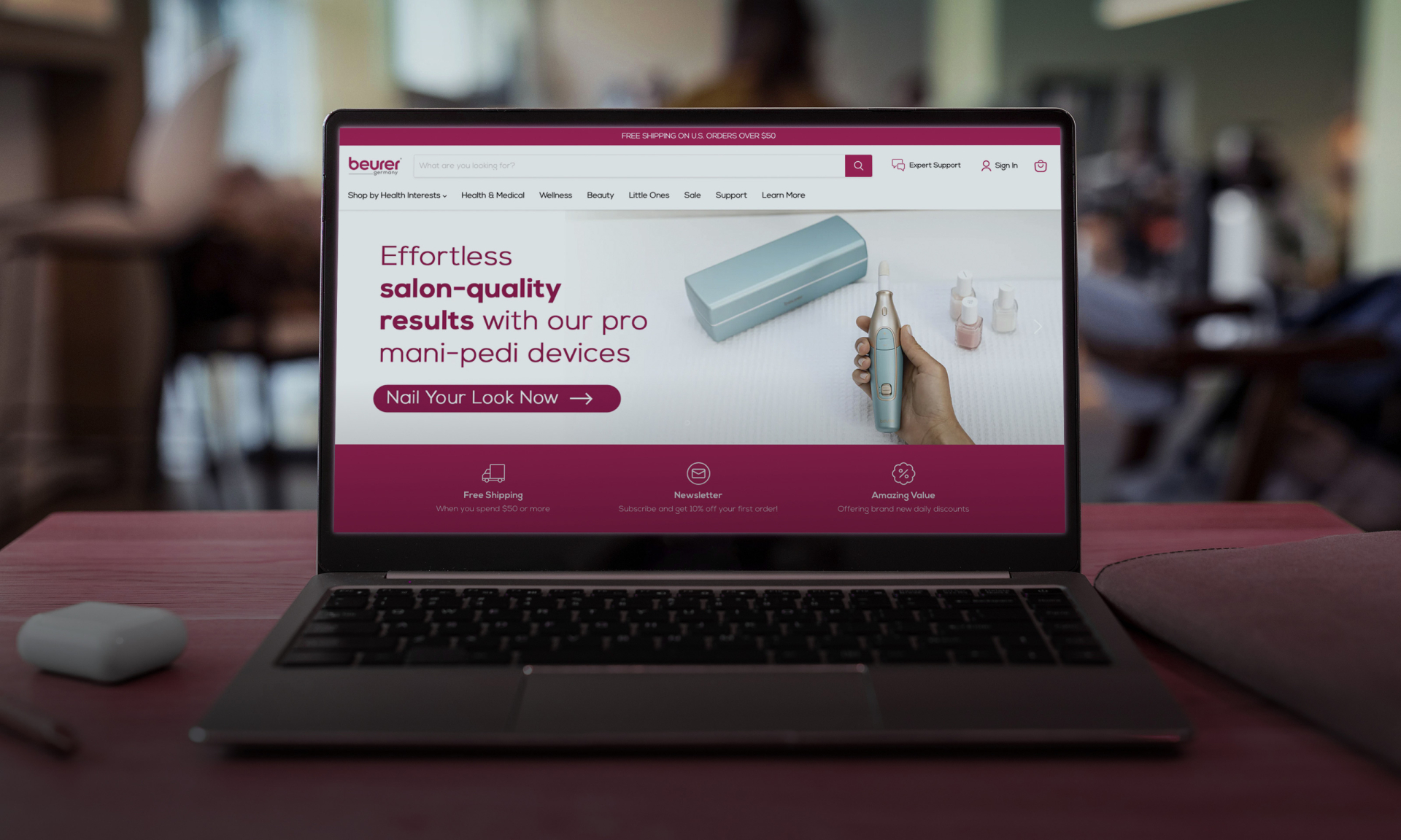 Laptop zeigt die Website beurer.com mit Mani-Pedi-Geräten für mühelose Nagelpflege in Salonqualität.