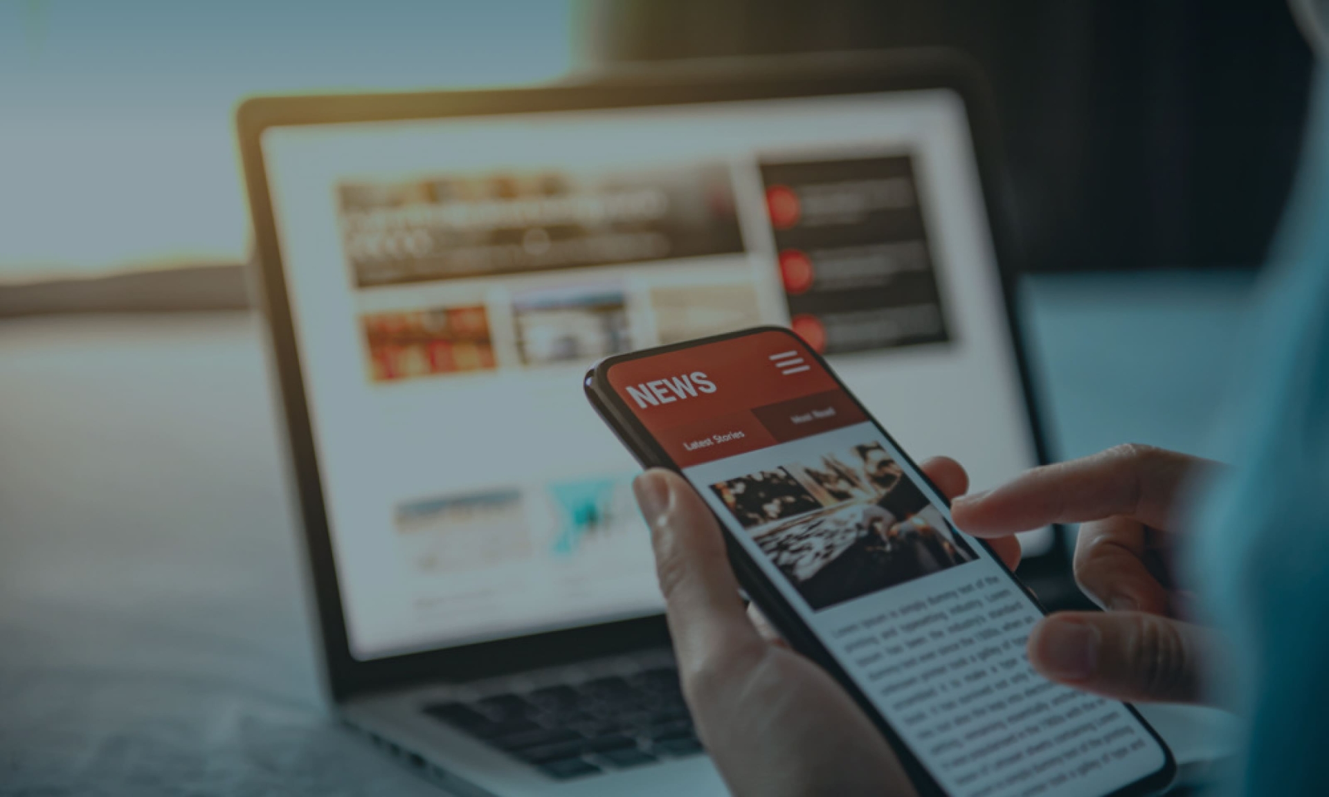 Nachrichten auf dem Smartphone und Laptop lesen: Digitaler Nachrichtenkonsum und Online-Informationszugang.