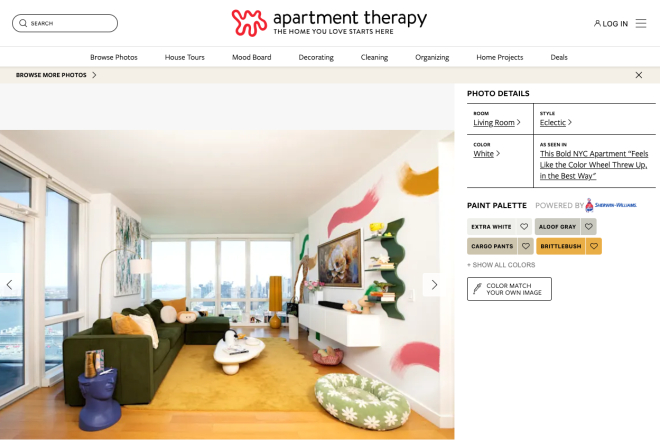 Modernes Wohnzimmer-Interieur mit grünem Sofa, weißen Wänden und farbenfrohen Farbwischeffekten.