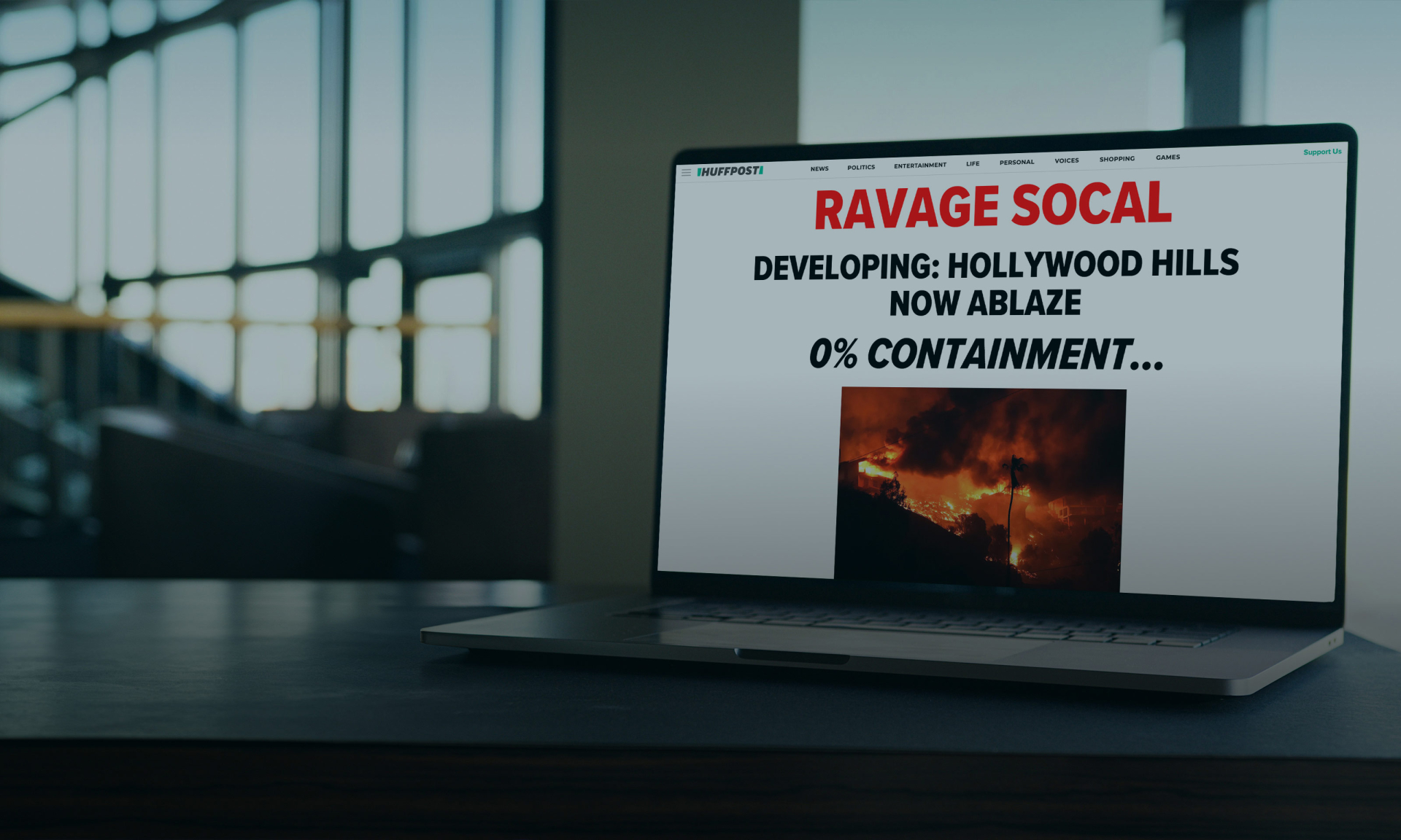 Laptop zeigt Meldung über Waldbrand in den Hollywood Hills mit 0 % Eindämmung in Südkalifornien.