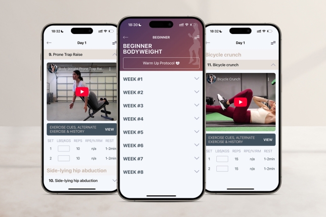 Fitness-App-Oberfläche auf drei Smartphones, die Trainingsroutinen und Fortschrittsverfolgung zeigt.