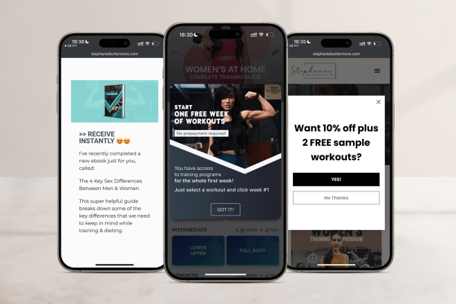 Drei Smartphones, die eine Fitness-App für Frauen mit Trainingsangeboten und Abonnementdetails anzeigen.