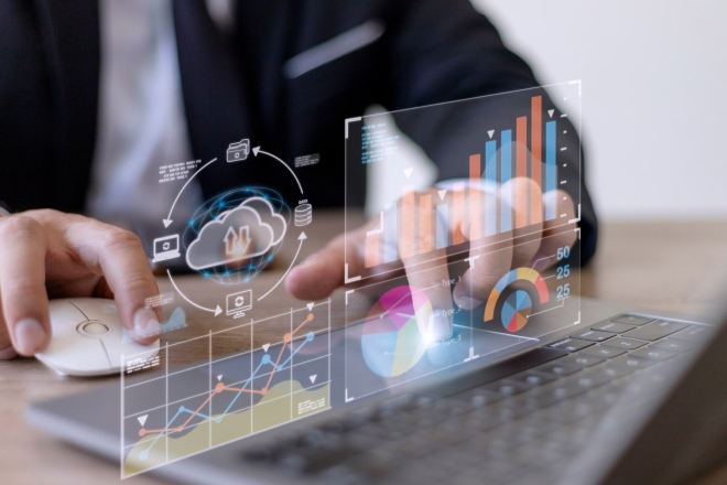 Geschäftsmann nutzt Laptop mit Cloud-Computing- und Datenanalyse-Grafik-Overlay für Business Intelligence.