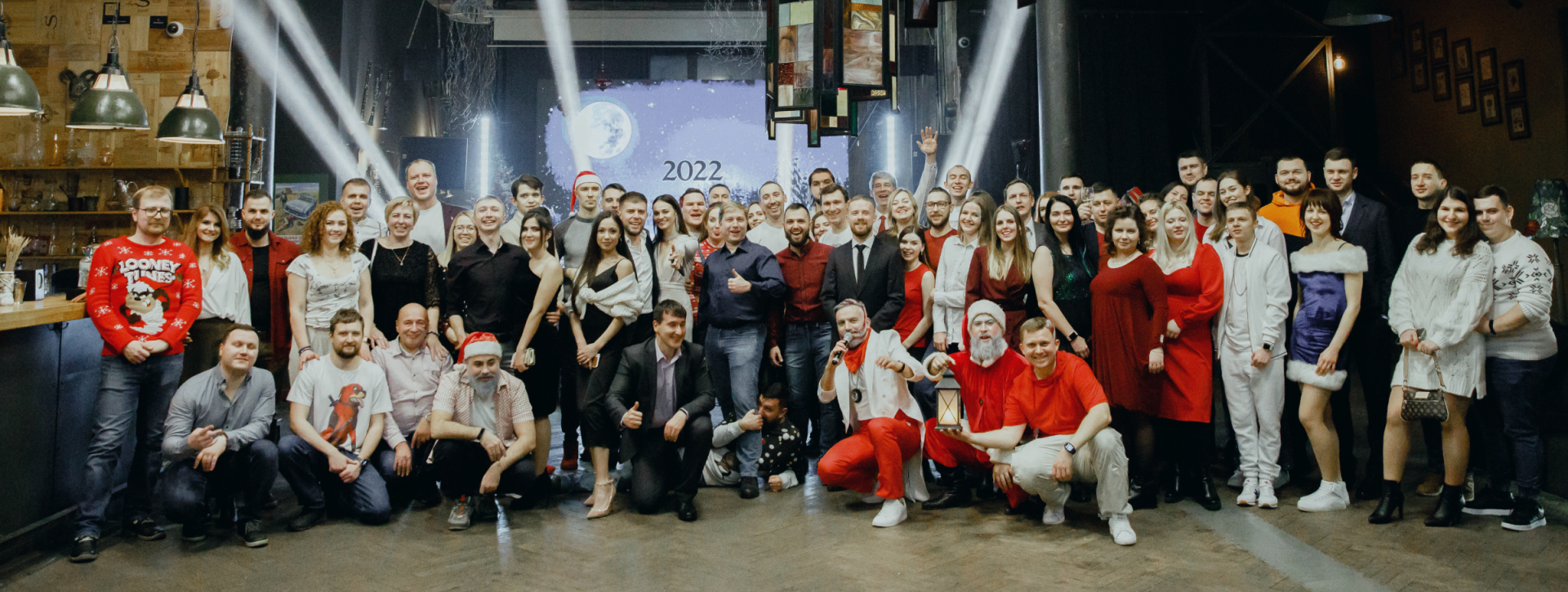 Eine grosse Gruppe verschiedener Fachleute posiert an einem Firmenanlass für ein Gruppenfoto.