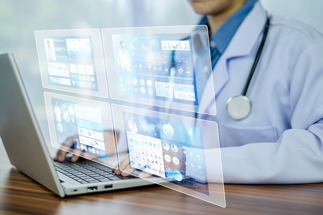 Ein Arzt verwendet einen Laptop mit einer digitalen medizinischen Schnittstelle; Gesundheitstechnologie und Telemedizin.