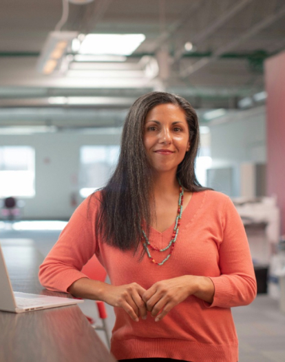 Porträt einer selbstbewussten Frau mit ergrauendem Haar in einem modernen Büroraum. Geschäftsfrau.