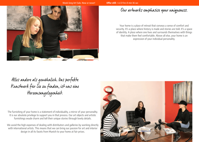Zwei Frauen diskutieren über Kunst in einer Galerie für moderne Kunst; eine vielfältige Gruppe betrachtet Kunstbücher in einem stilvollen Wohnambiente.