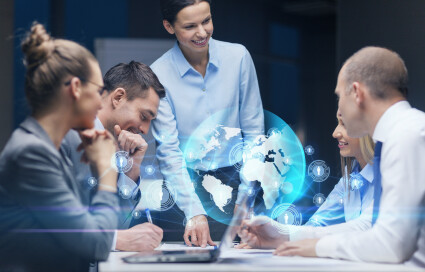 Wirtschaftsfachleute in einer Besprechung mit einem leuchtenden holografischen Globus, der globale Zusammenarbeit und digitale Strategie symbolisiert.