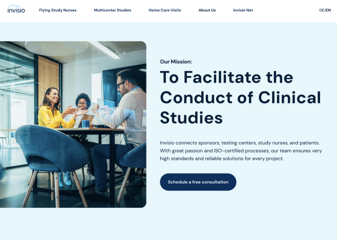 Klinisches Forschungsteam arbeitet in einem modernen Büro an Lösungen für klinische Studien zusammen.