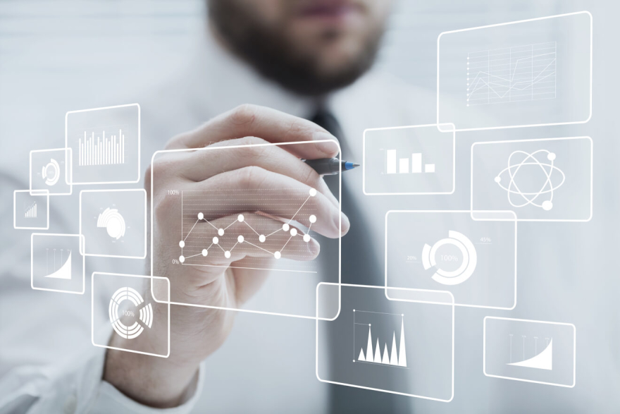 Geschäftsmann analysiert Datenanalysen mit digitaler Schnittstelle und Finanzdiagrammen.
