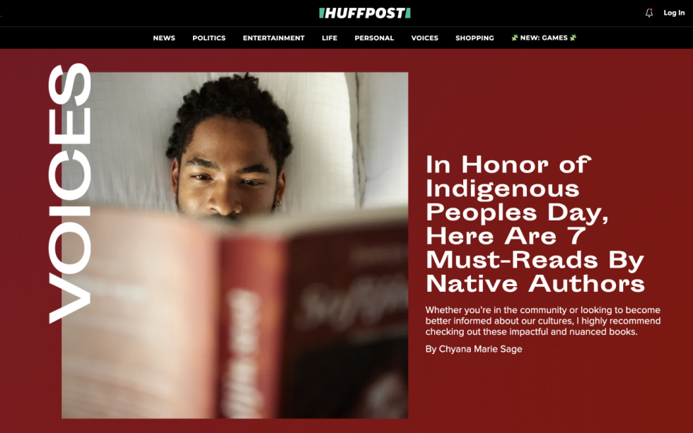HuffPost-Artikel: Lesenswerte Bücher indigener Völker von indigenen Autoren zum "Tag der indigenen Völker", mit einem lesenden Mann.