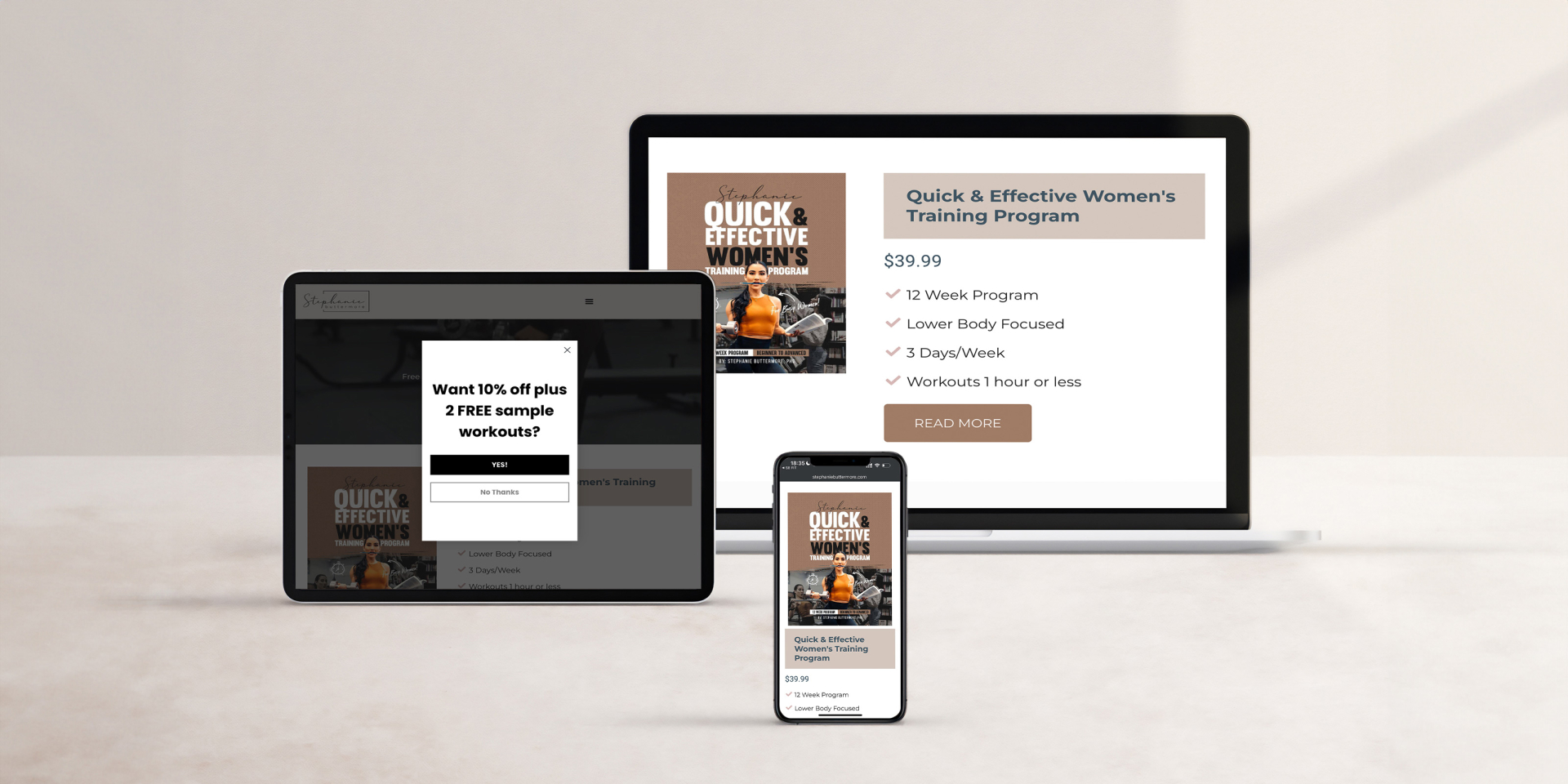 Responsives Design-Mockup: Laptop, Tablet und Smartphone, die ein Fitness-Trainingsprogramm für Frauen anzeigen.
