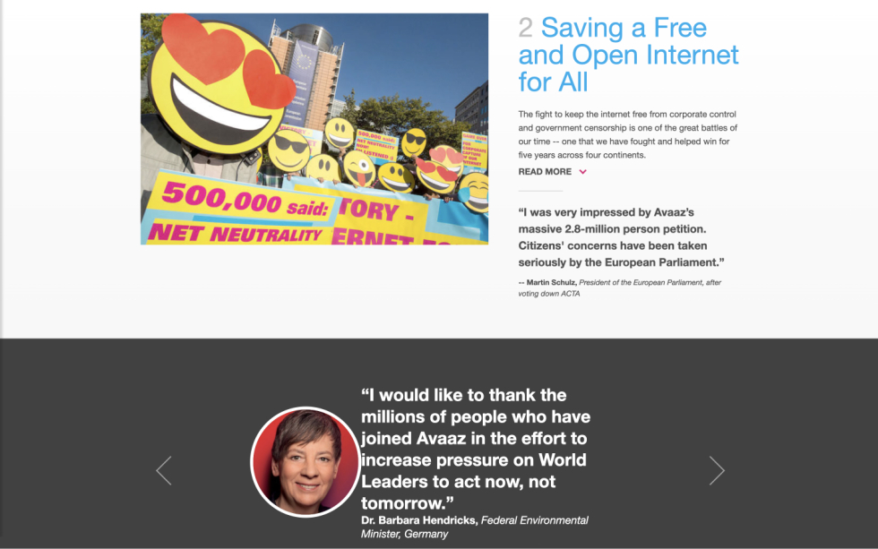 Netzneutralitäts-Demonstration mit Emoji-Schildern und einem Banner mit der Aufschrift "500.000 sagten Tory", das sich für ein freies und offenes Internet einsetzt.