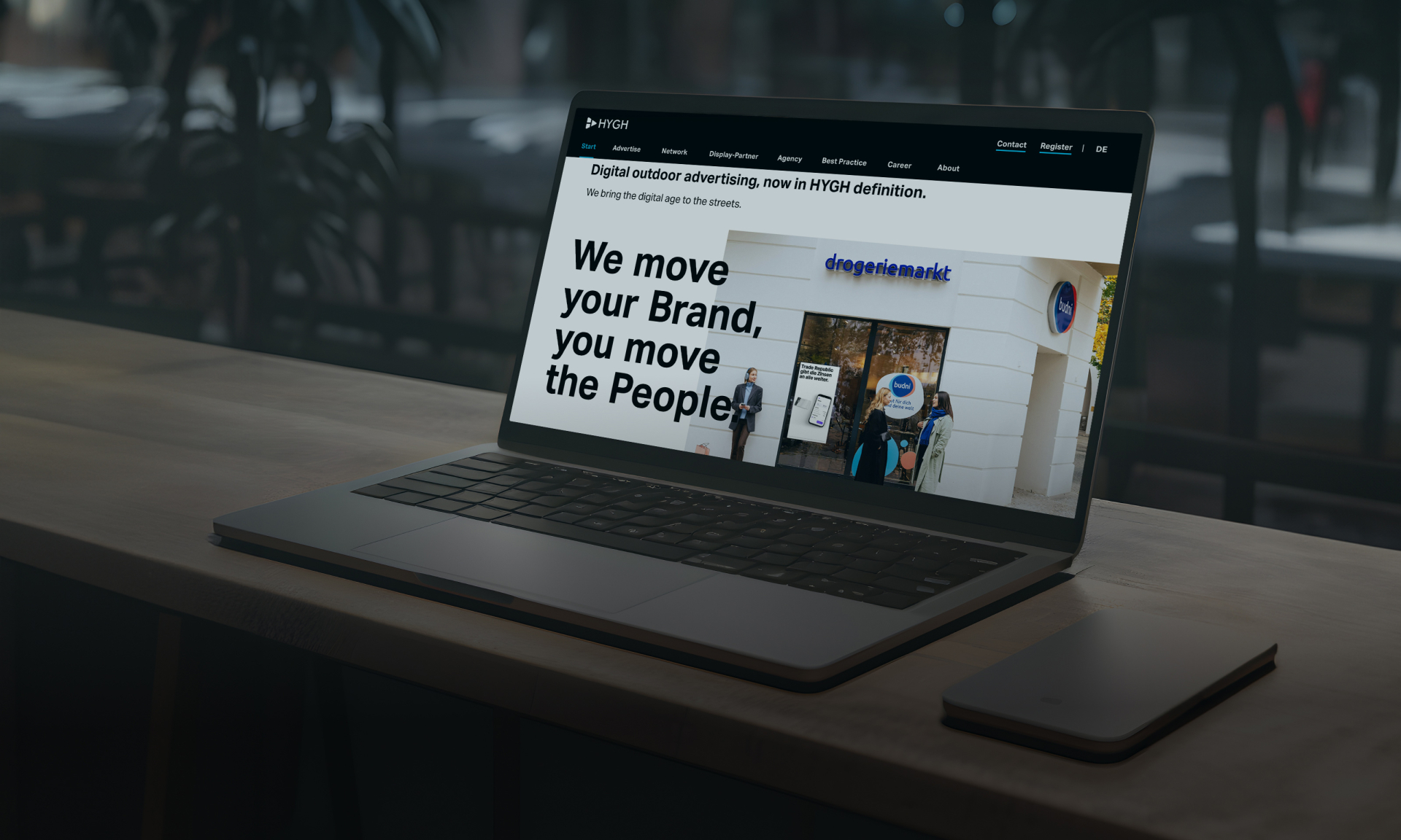 Laptop mit Markenmarketing-Website zur Förderung von Geschäftswachstum und Mitarbeiterengagement.