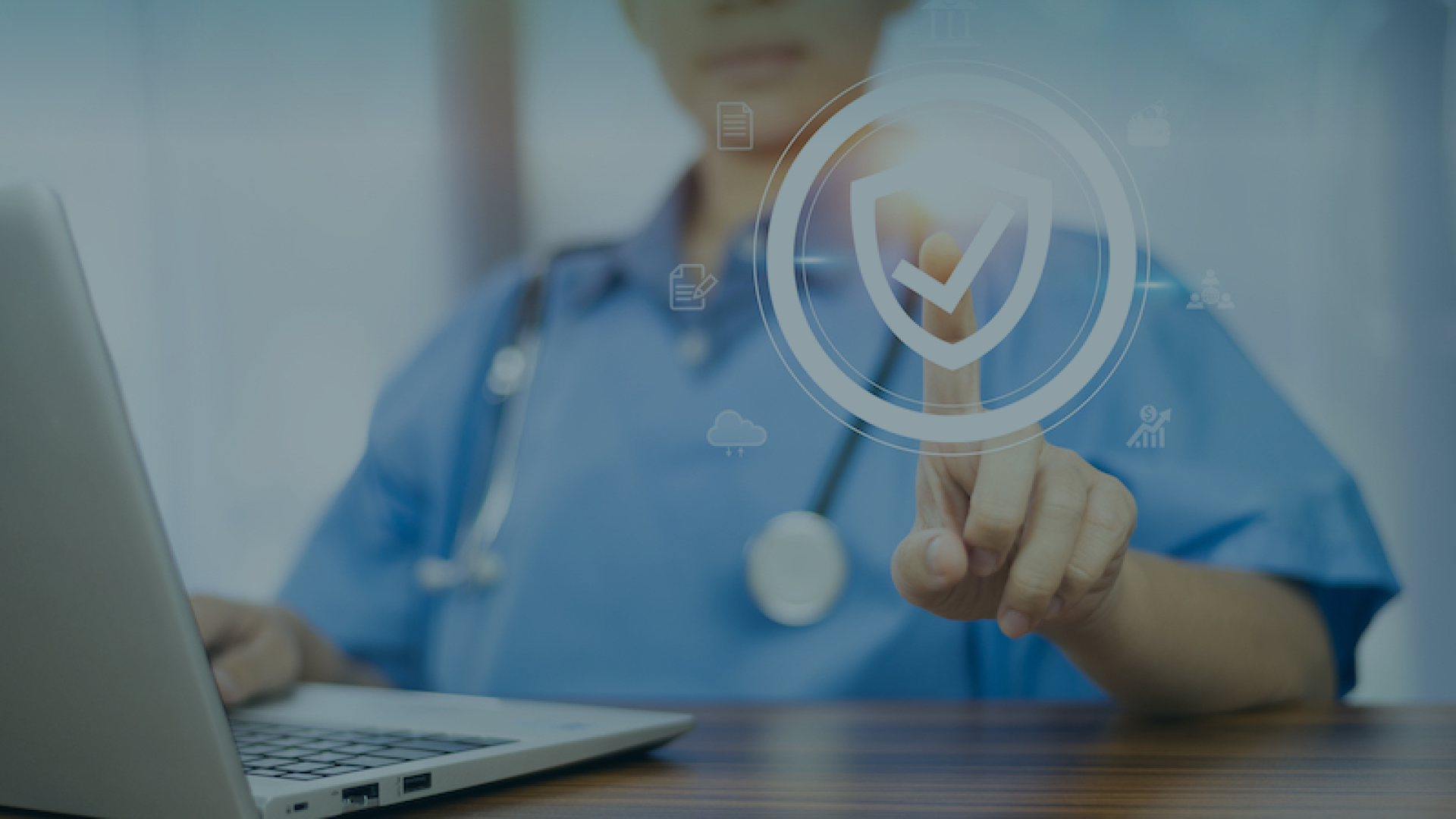 Ein Arzt verwendet einen Laptop mit einem digitalen Schildsymbol, das für Sicherheit im Gesundheitswesen und Datenschutz steht.