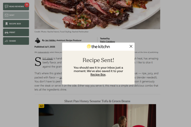 Gegrilltes Flank Steak mit Chimichurri-Sauce auf einem weißen Teller, eine köstliche Idee für ein Rindfleisch-Abendessen.
