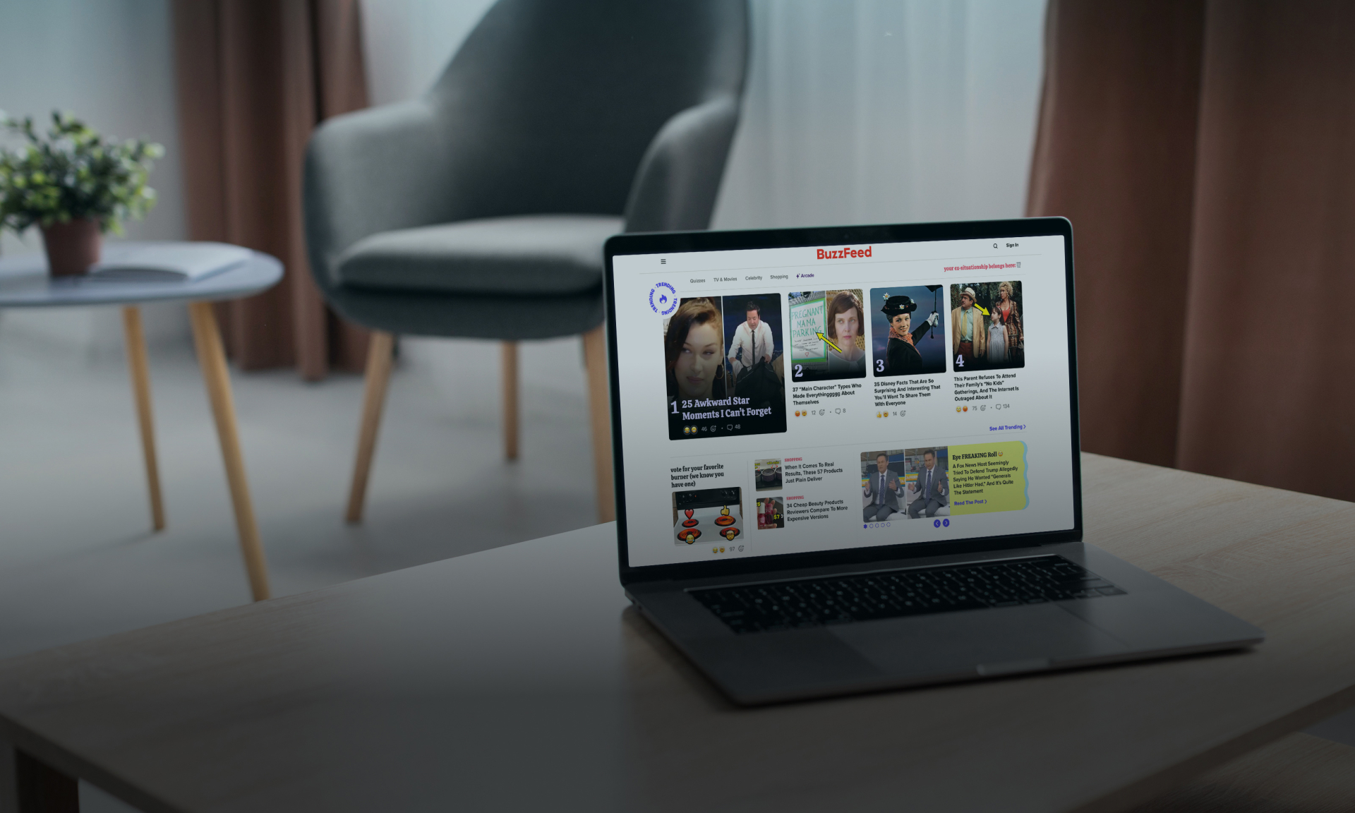 Laptop, der YouTube-Videos auf einem weißen Tisch in einem modernen Wohnzimmer zeigt.