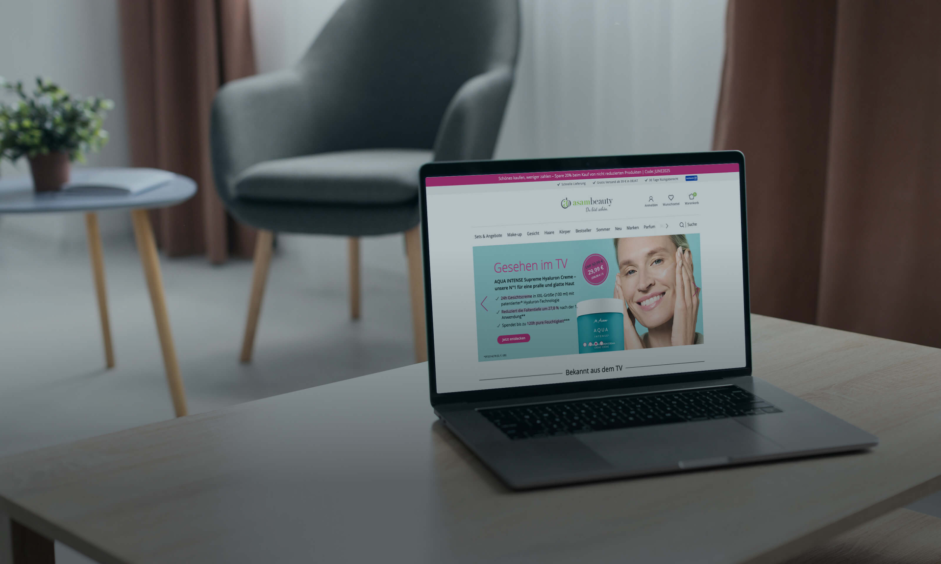 Laptop zeigt Webseite für Hautpflegeprodukte auf einem Tisch in einem Wohnzimmer.