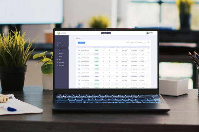 Laptop mit Datentabelle für Business-Analytics- und Reporting-Software auf einem Schreibtisch im Büro.