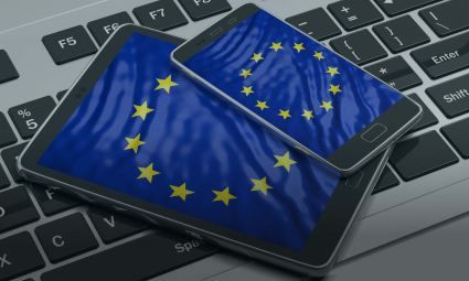 Europäische Unionsflagge auf Tablet- und Smartphone-Geräten über einer Laptop-Tastatur. EU-Technologie.