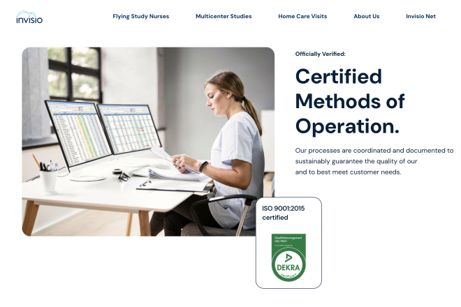 Ein Mitarbeiter im Gesundheitswesen überprüft zertifizierte Arbeitsmethoden an einem Schreibtisch mit zwei Monitoren. ISO 9001:2015 zertifiziert.