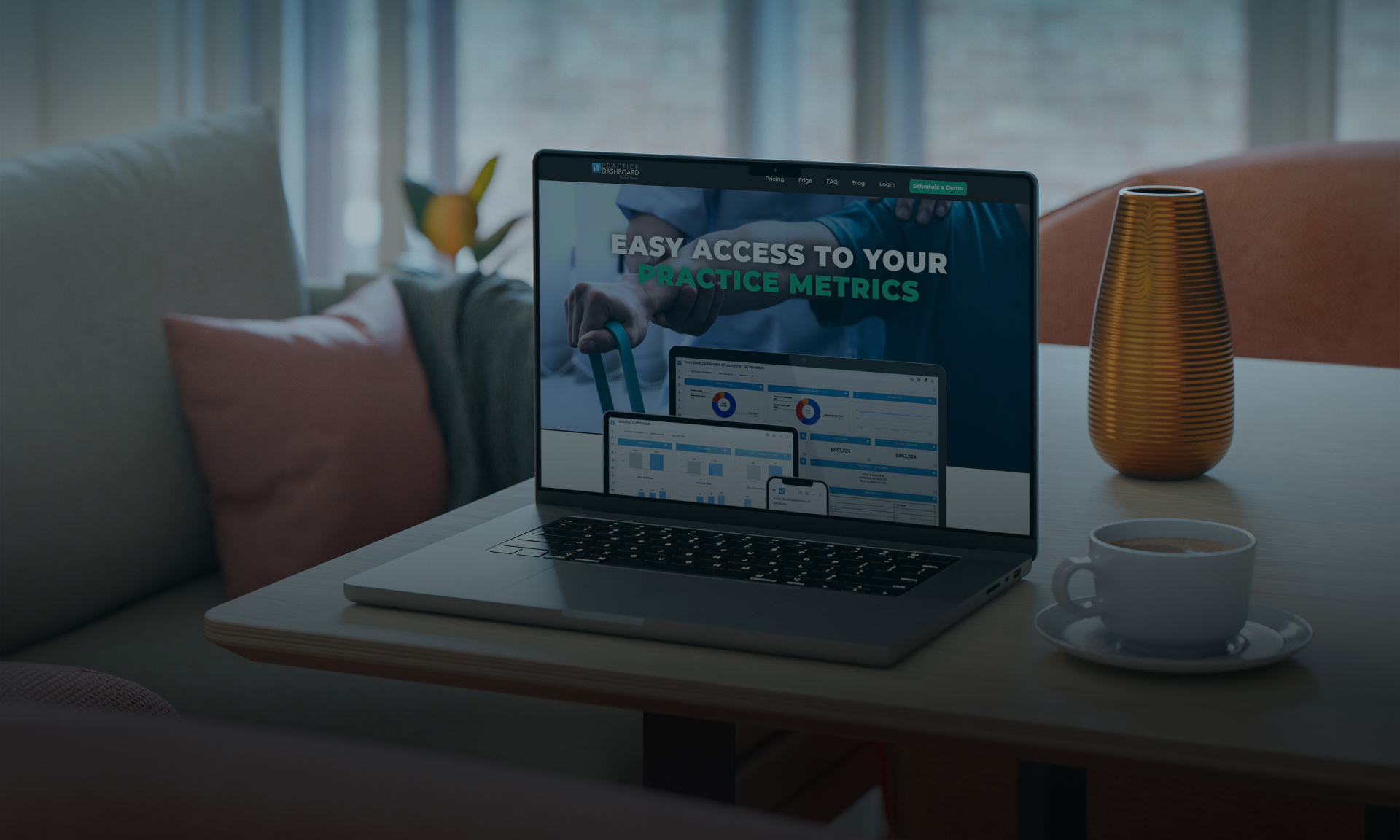 Laptop mit Anzeige von Analysemetriken auf einem Tisch mit Kaffeetasse in einem modernen Wohnzimmer.