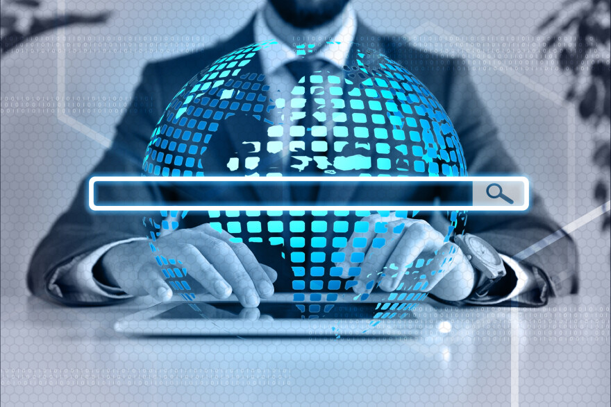 Geschäftsmann mit einem Tablet, dazu ein leuchtender digitaler Globus und eine Suchleiste, die globale Online-Informationen und SEO darstellen.